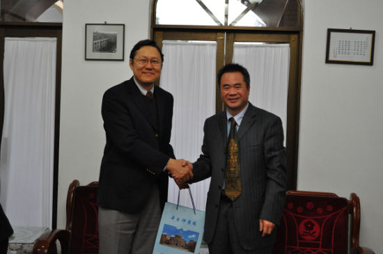 谢炳国院长接待新加坡三一神学院代表团 谢炳国院长接待新加坡三一神学院代表团