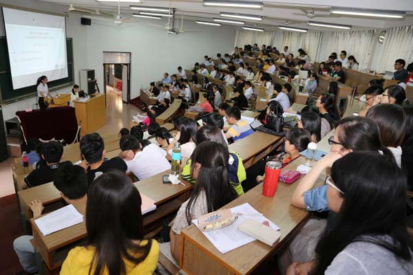 华东神学院举行“共建法治中国”主题演讲会 华东神学院举行“共建法治中国”主题演讲会